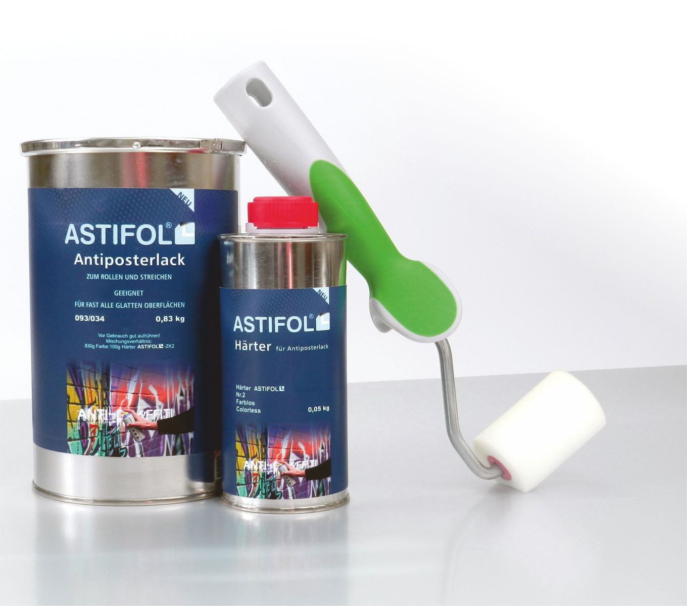 Astifol Antsticker Lack in zwei verschieden großen Behaltern an die eine kleine Farbrolle angelehnt ist